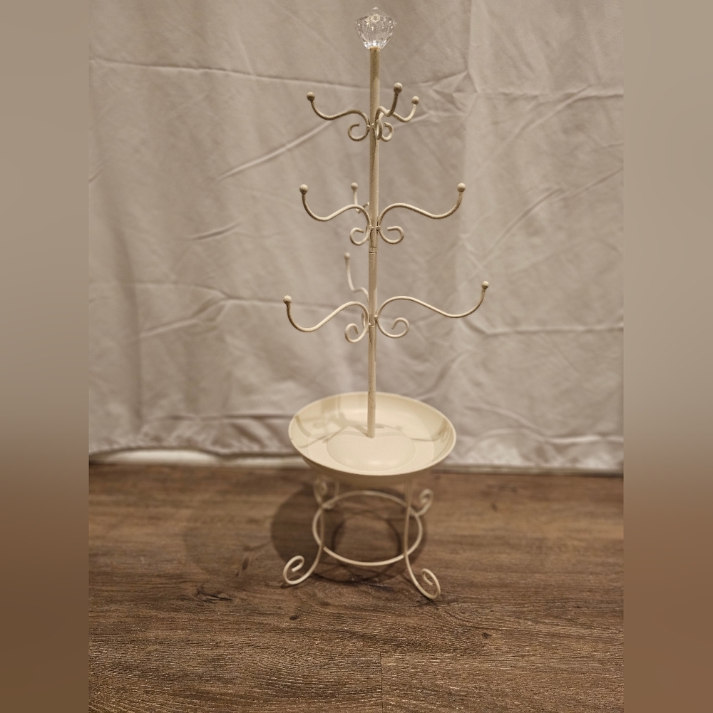 Elegant Cream Jewelry‎ Stand